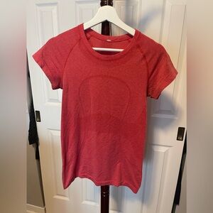 Lululemon T-shirt Size 6
